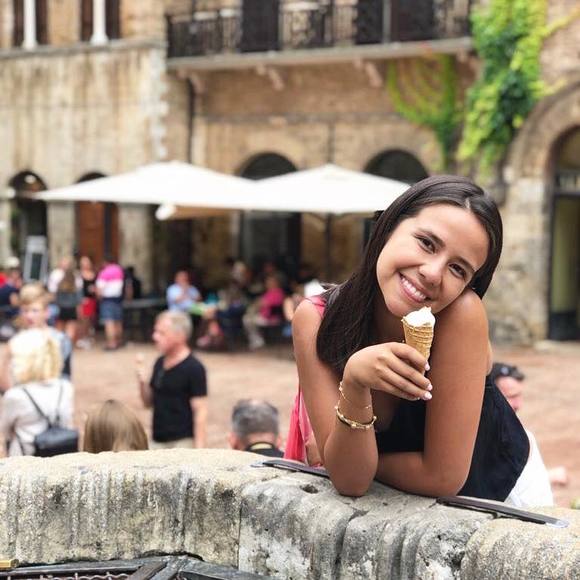 Meet your Posher, Camila - Picture 1 of 1